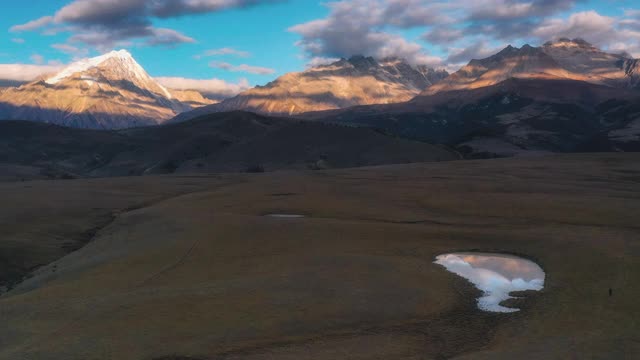 草原的湿地，体现了雪山的雄姿视频素材