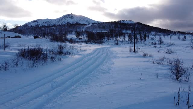 越野滑雪跑道与山和太阳升起的背景视频素材