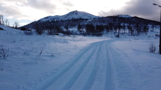 越野滑雪跑道与山和太阳升起的背景视频素材