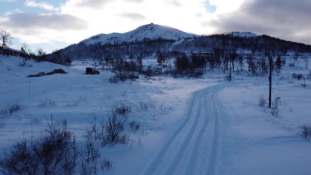 越野滑雪跑道与山和太阳升起的背景视频素材