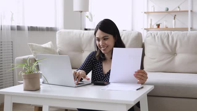 快乐的千禧越南韩国女人在线支付。视频素材