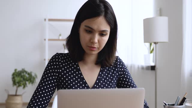 专注于年轻的越南亚洲女商人在电脑上工作。视频素材