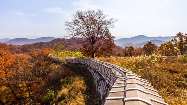 韩国京畿道光州寺南山城城堡的秋景视频素材