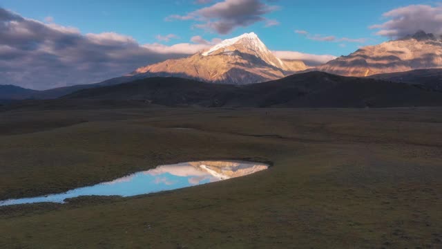 草原的湿地，体现了雪山的雄姿视频素材