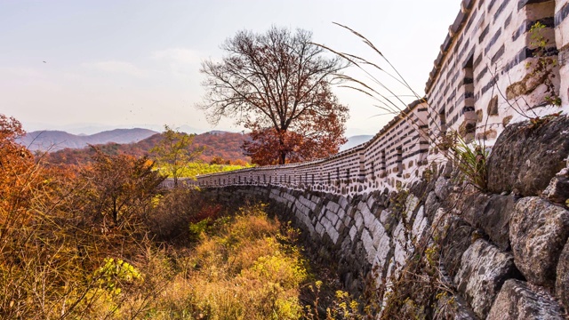 韩国京畿道光州寺南山城城堡的秋景视频素材