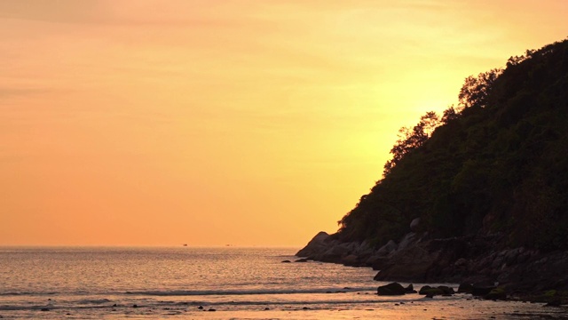 美丽的户外日出或日落在海滩，大海视频素材