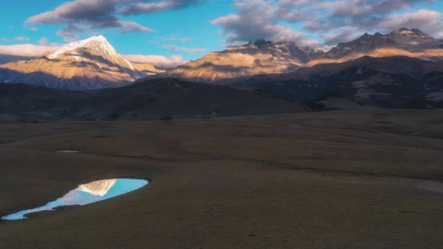 草原的湿地，体现了雪山的雄姿视频素材