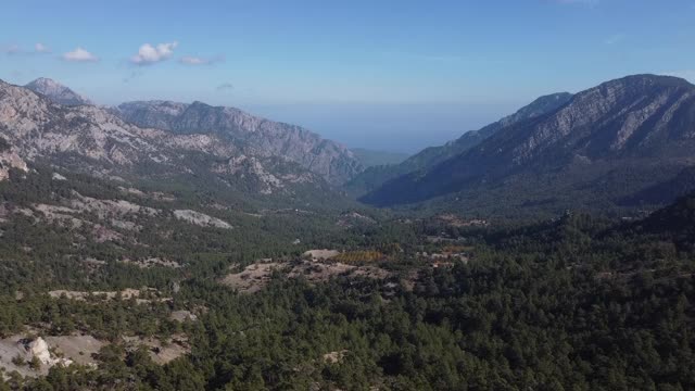 用无人机从山上飞到海里视频素材