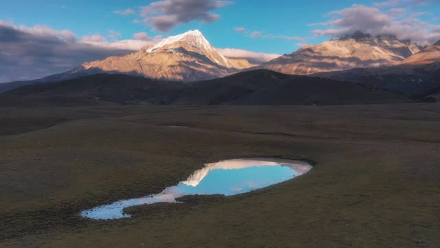 草原的湿地，体现了雪山的雄姿视频素材