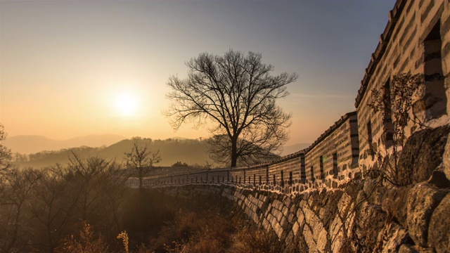 韩国京畿道光州寺南山城城堡的秋景视频素材