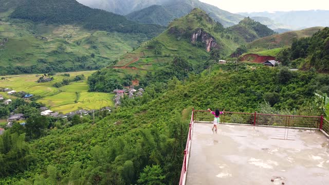 鸟瞰山峦、梯田和乡村视频素材