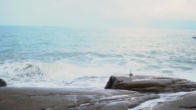 海浪撞击着岩石。视频素材