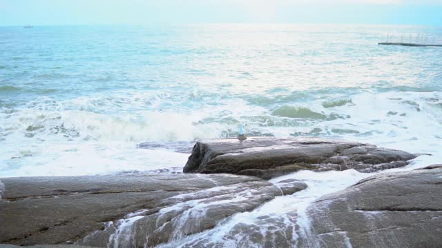 海浪撞击着岩石。视频素材