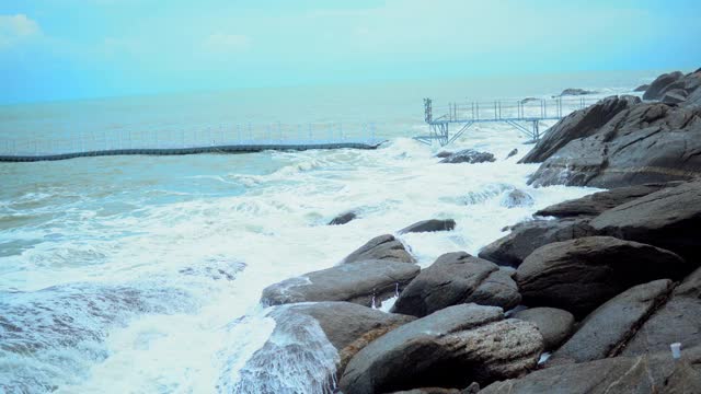 海浪拍打着海岸线上的石头。视频素材