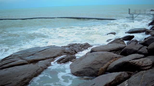 海浪拍打着海岸线上的石头。视频素材