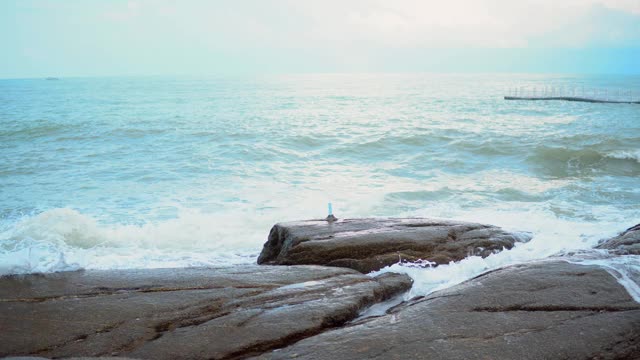 海浪拍打着海岸线上的石头。视频素材