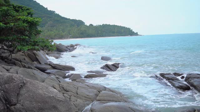 海浪撞击着岩石。视频素材