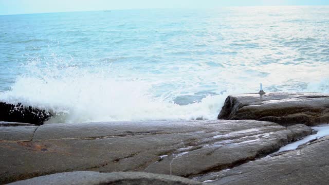 海浪撞击着岩石。视频素材