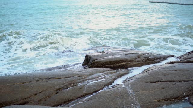 海浪撞击着岩石。视频素材