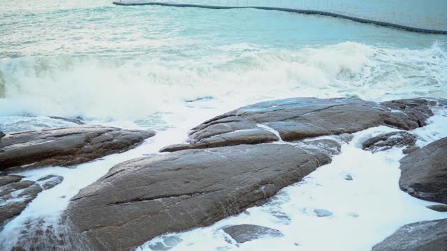 海浪撞击着岩石。视频素材