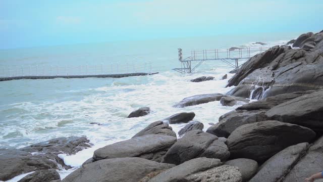 海浪撞击着岩石。视频素材