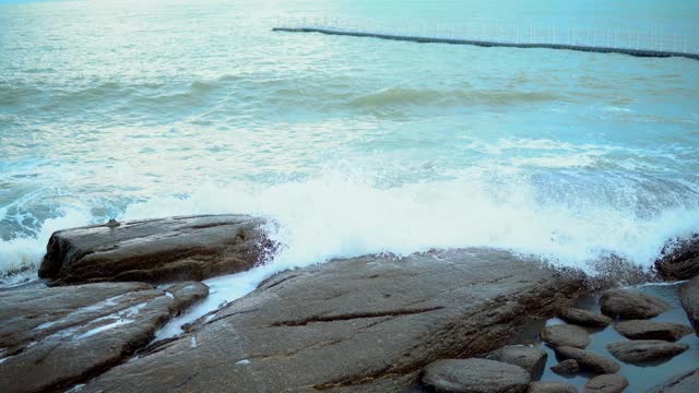 海浪拍打着海岸线上的石头。视频素材