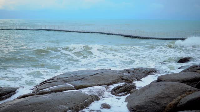 海浪撞击着岩石。视频素材