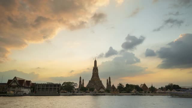 4K延时Wat Arun Ratchawararam Ratchawaramahawihan(黎明神殿)视频素材