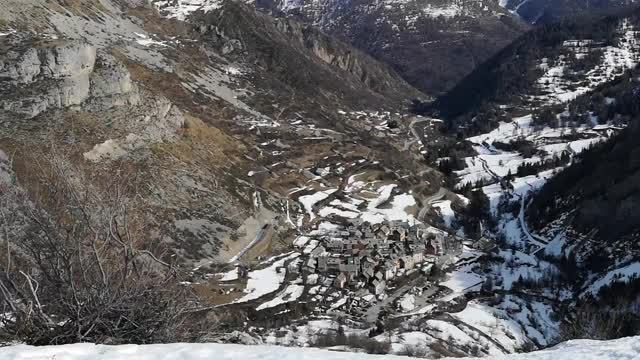 法国阿尔卑斯山，在冬天，有一个风景如画的白雪覆盖的村庄，下面是山谷。视频素材