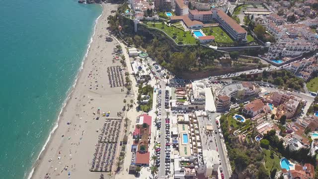 从西班牙太阳海岸“布里亚纳”海滩地区鸟瞰图视频素材