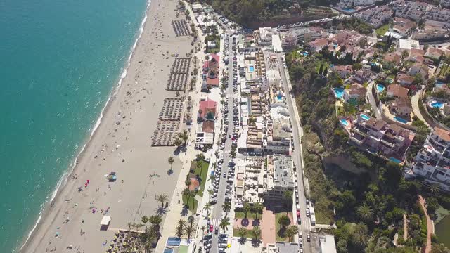 从西班牙太阳海岸“布里亚纳”海滩地区鸟瞰图视频素材