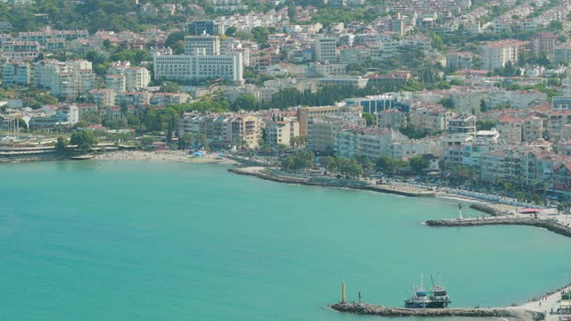 Kusadasi，艾丁，Aydın省，土耳其。在阳光明媚的夏夜滨水和Kusadasi城市景观。Kusadasi天际线风景在爱琴海海岸，土耳其视频素材