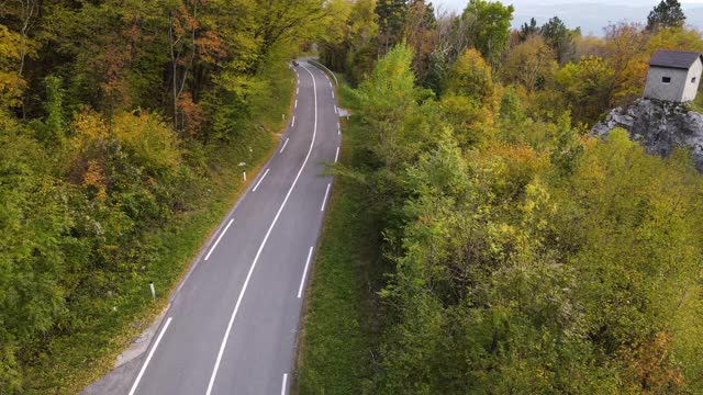 鸟瞰图在岩石上的避难所在一个乡村道路视频素材