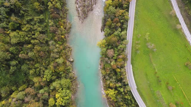 从上面直接放大河流和交通通过的道路视频素材