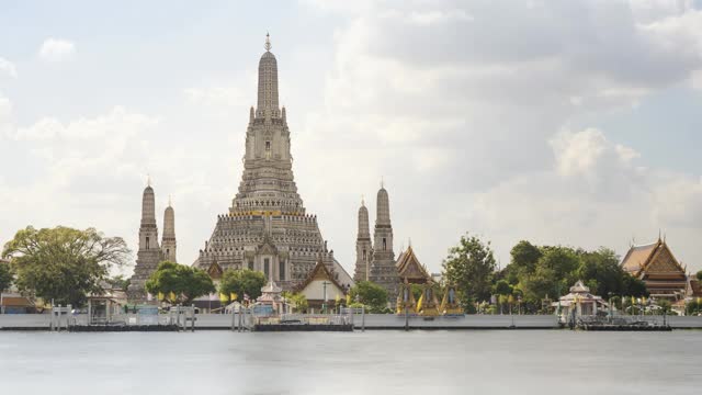 4K延时Wat Arun Ratchawararam Ratchawaramahawihan(黎明神殿)视频素材