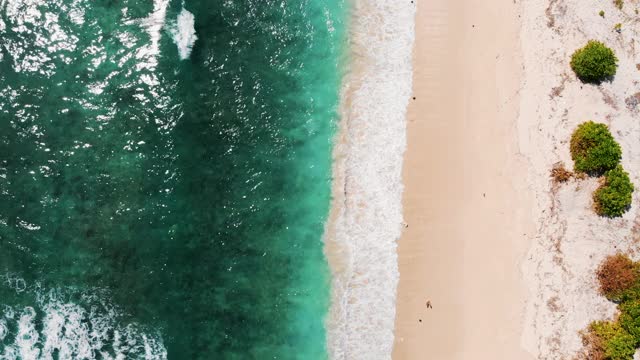 海浪撞击海岸鸟瞰图视频素材