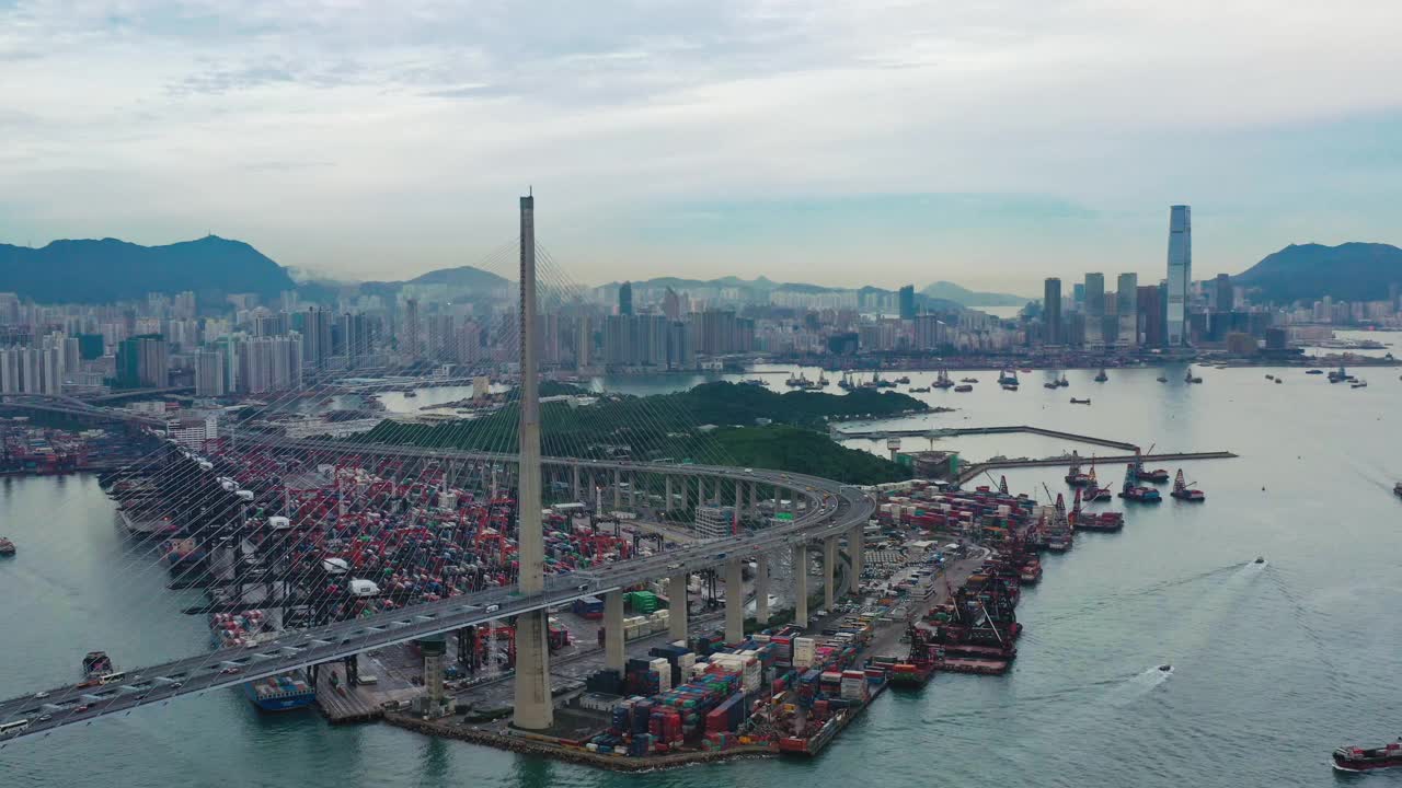 葵青货柜码头及昂船洲大桥的日夜鸟瞰图视频下载