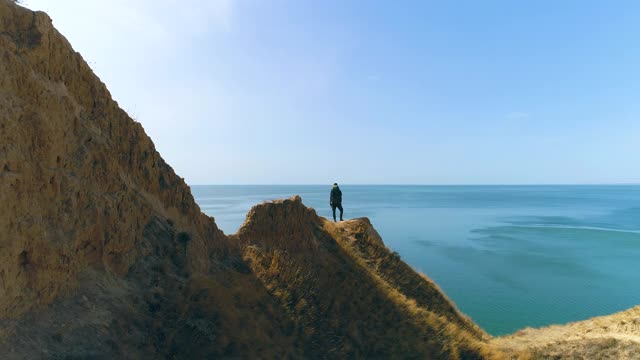 游客站在山腰上，欣赏着美丽的海景视频素材