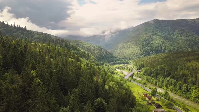 鸟瞰图的绿色喀尔巴阡山脉覆盖常绿云杉松树森林，夏天阳光灿烂的一天。视频素材