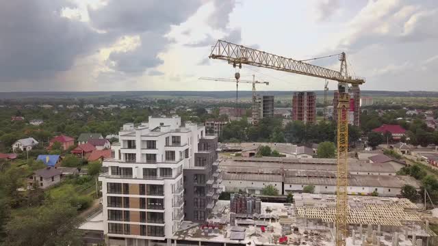 塔吊及在建住宅楼鸟瞰图。视频素材