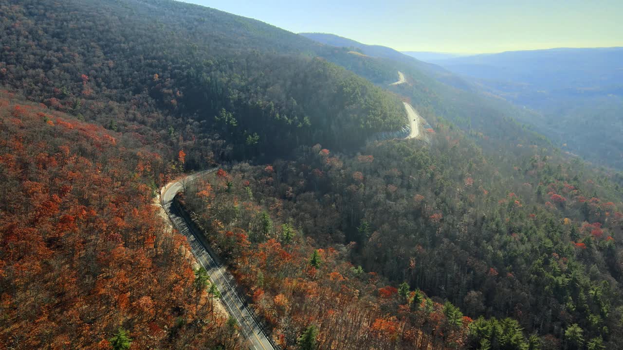 无人机拍摄的秋季山区公路视频素材