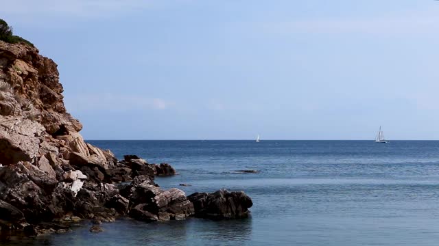 高高的岩岸，爱琴海的蓝色景色视频素材