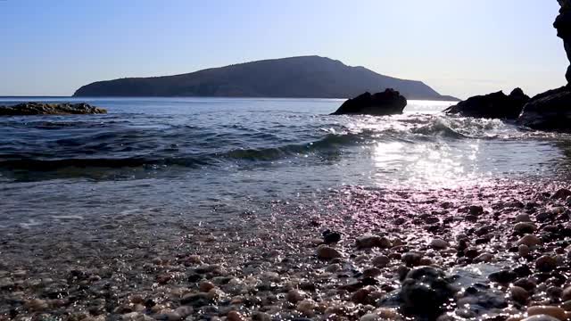 海岸清澈的水近距离阳光照耀在希腊视频素材