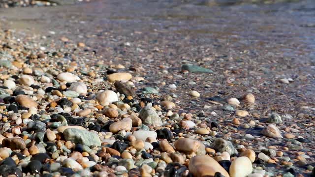 海岸清澈的水近距离看希腊的卵石视频素材