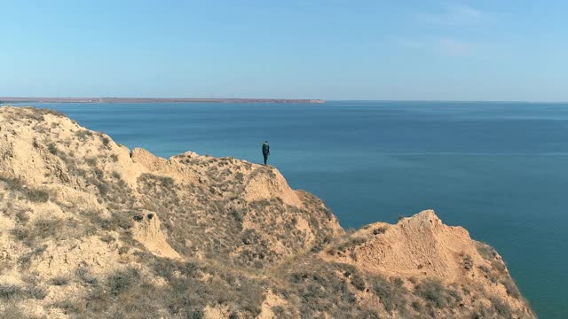 站在山边的游客，背对着美丽的海景视频素材