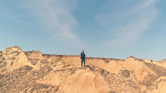 这个人背对着大海站在山顶上视频素材