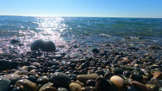 海景。小波浪拍打着布满卵石的海滩。视频素材