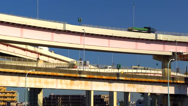 在东京的高速公路与交通视频素材