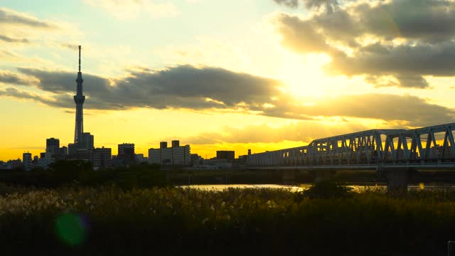 铁路桥和阳光照耀的天空。视频素材