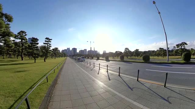 观点骑自行车。一名男子在东京的道路上骑自行车。视频素材